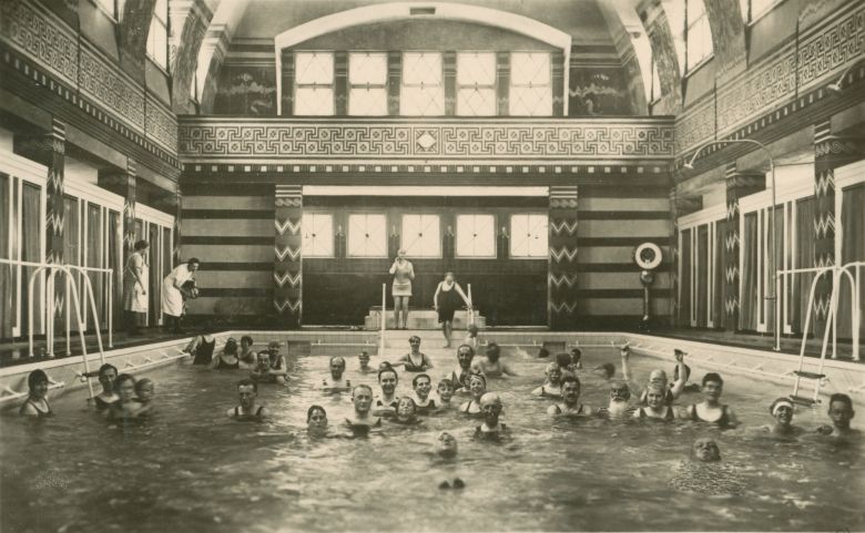Spa treatment in the Alps - Thermal swimming pool at Bad Ragaz