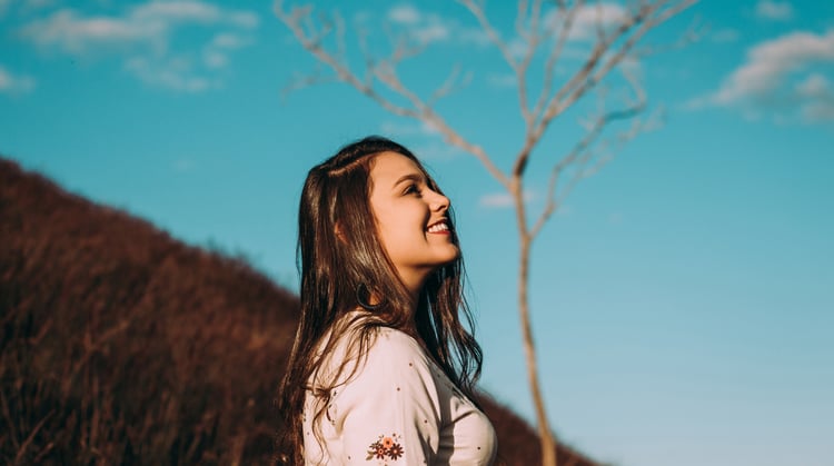 Face-The-Sunshine-And-Smile-More-Often